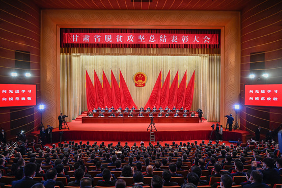 5-beat365在线唯一官网副院长黄晓霞代表学院出席在甘肃省举行的甘肃省脱贫攻坚总结表彰大会.jpg